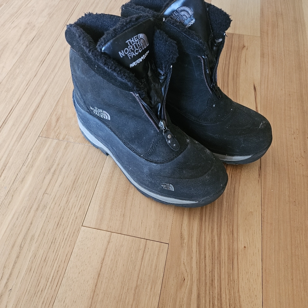 The Northface womens 8.5 boots